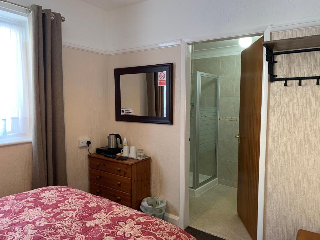 Comfortable guest room with en-suite bathroom