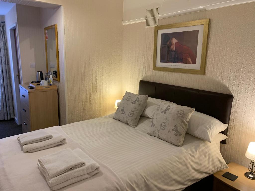 Ground Floor Double Room with En-Suite - Image 1